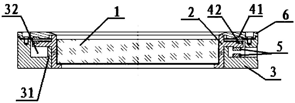 Gravity deformation compensation device for optical element