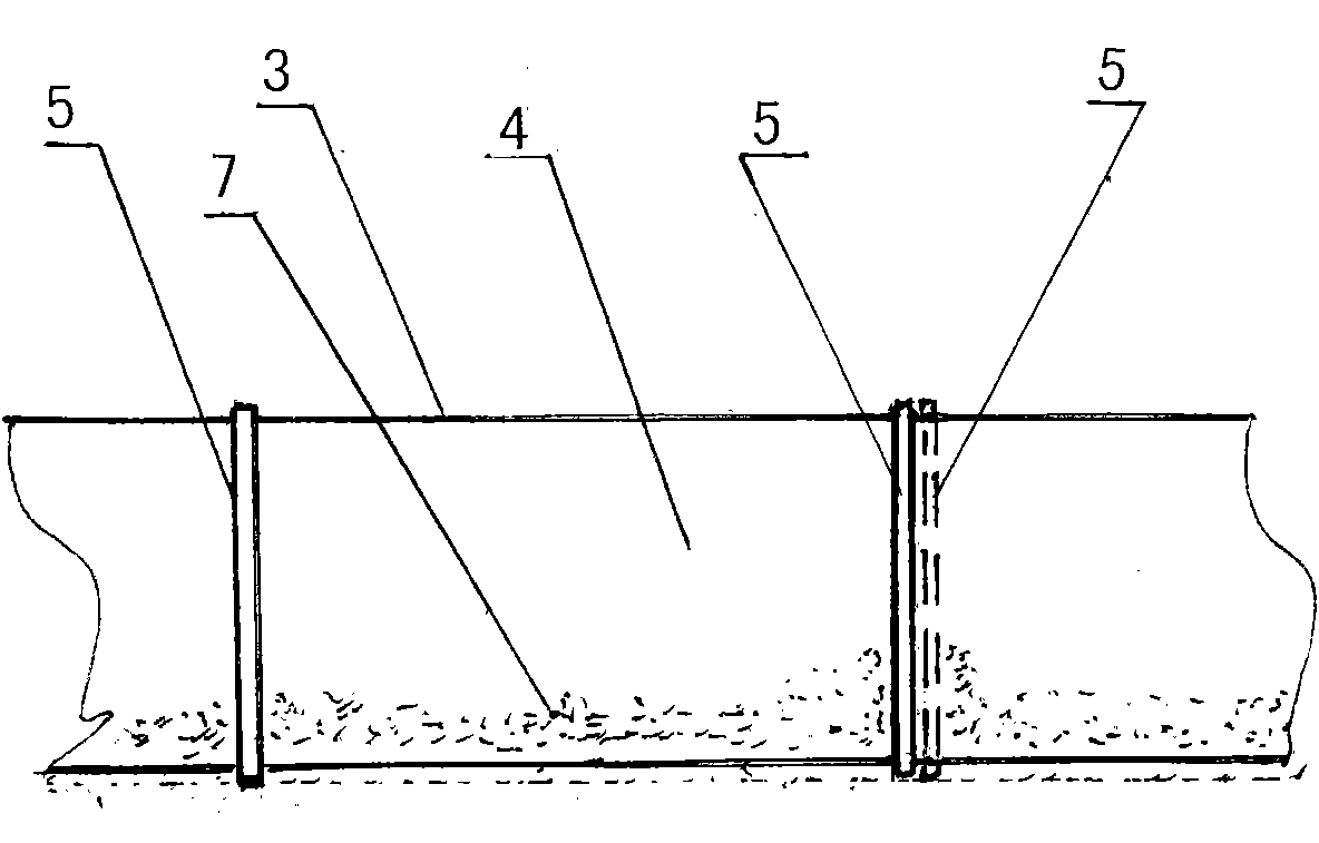 Splayed cylinder mould sand barrier and construction structure thereof