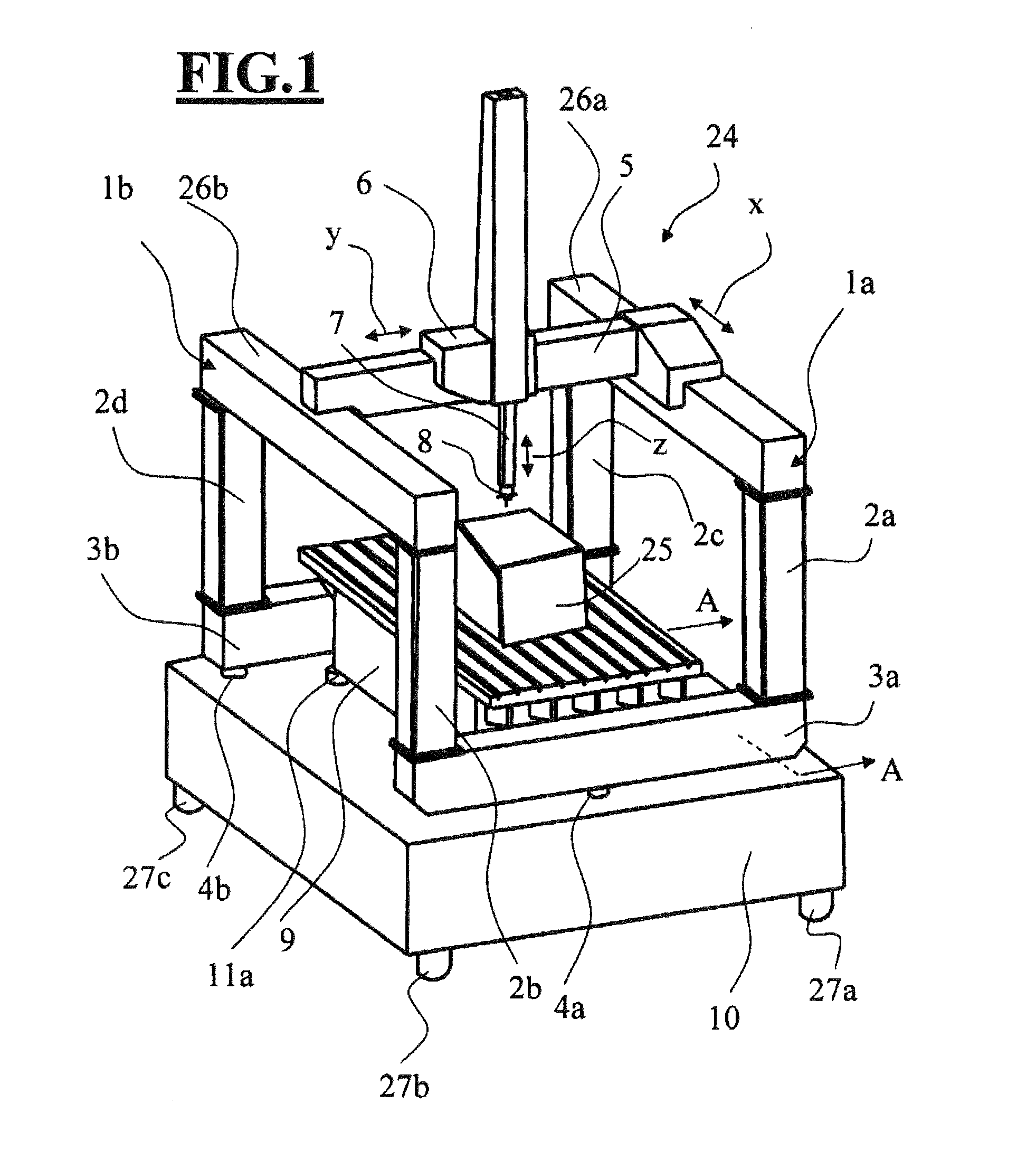 Coordinate measuring apparatus for measuring a workpiece