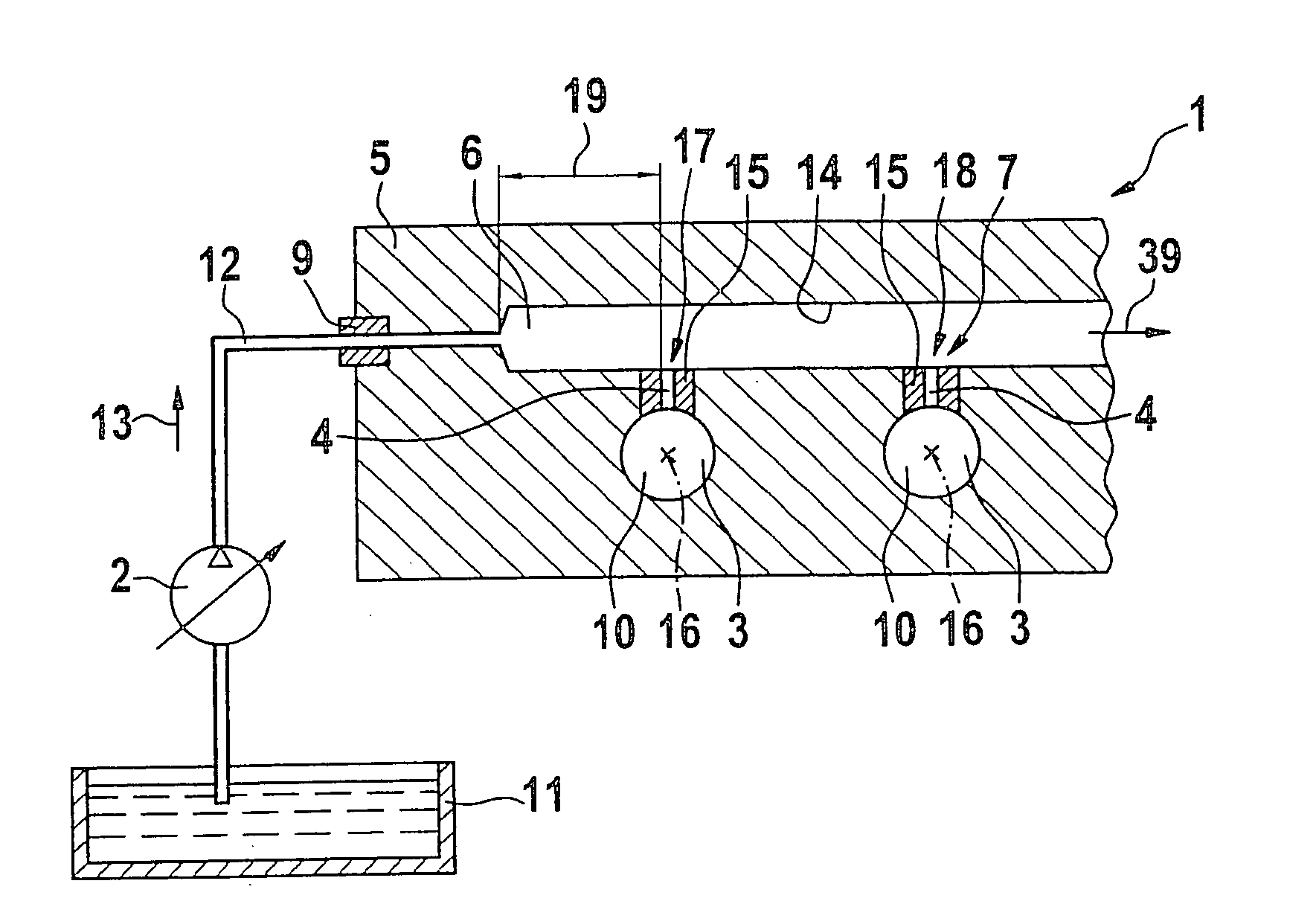 Fuel injection system and cylinder head with a central fuel reservoir