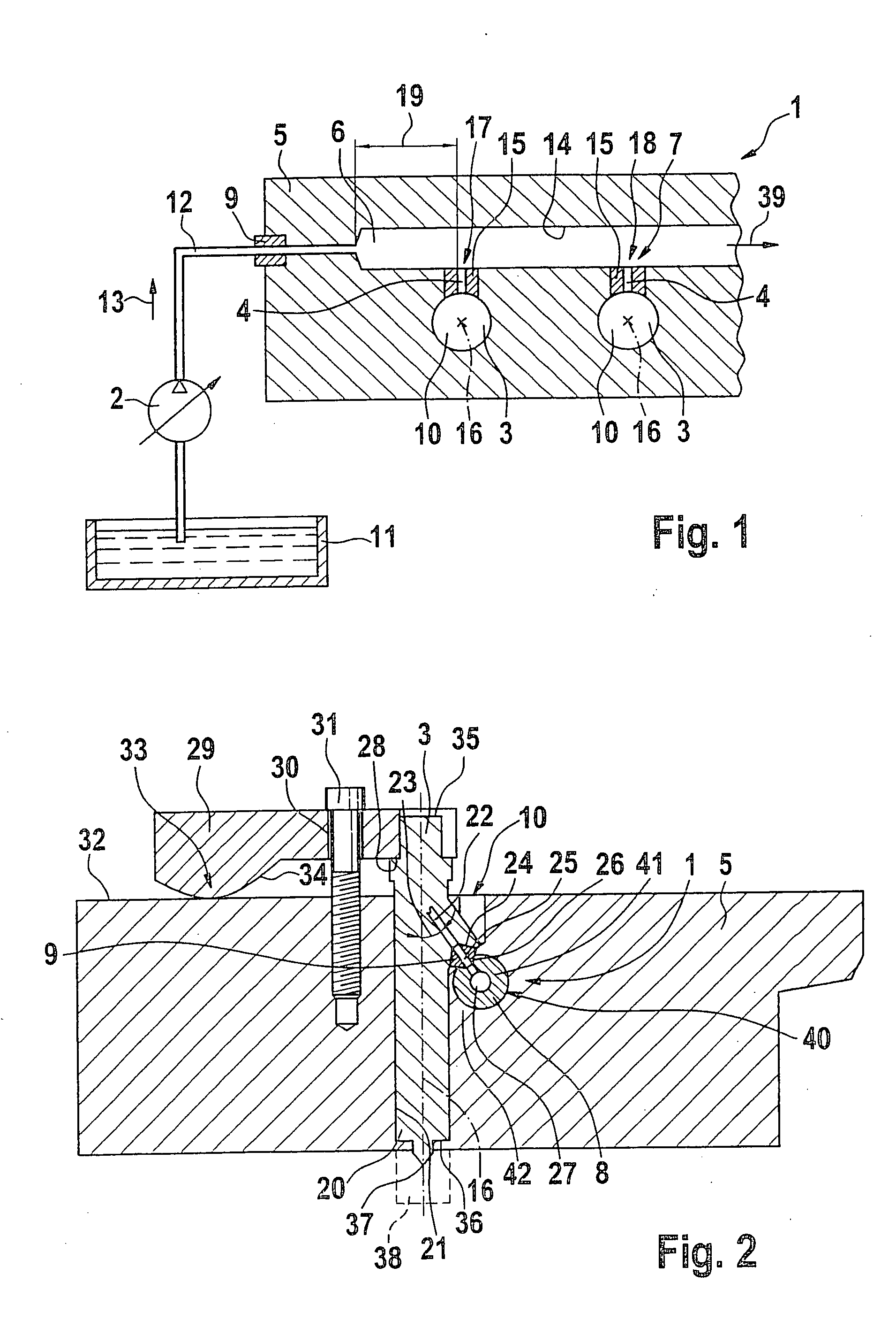 Fuel injection system and cylinder head with a central fuel reservoir