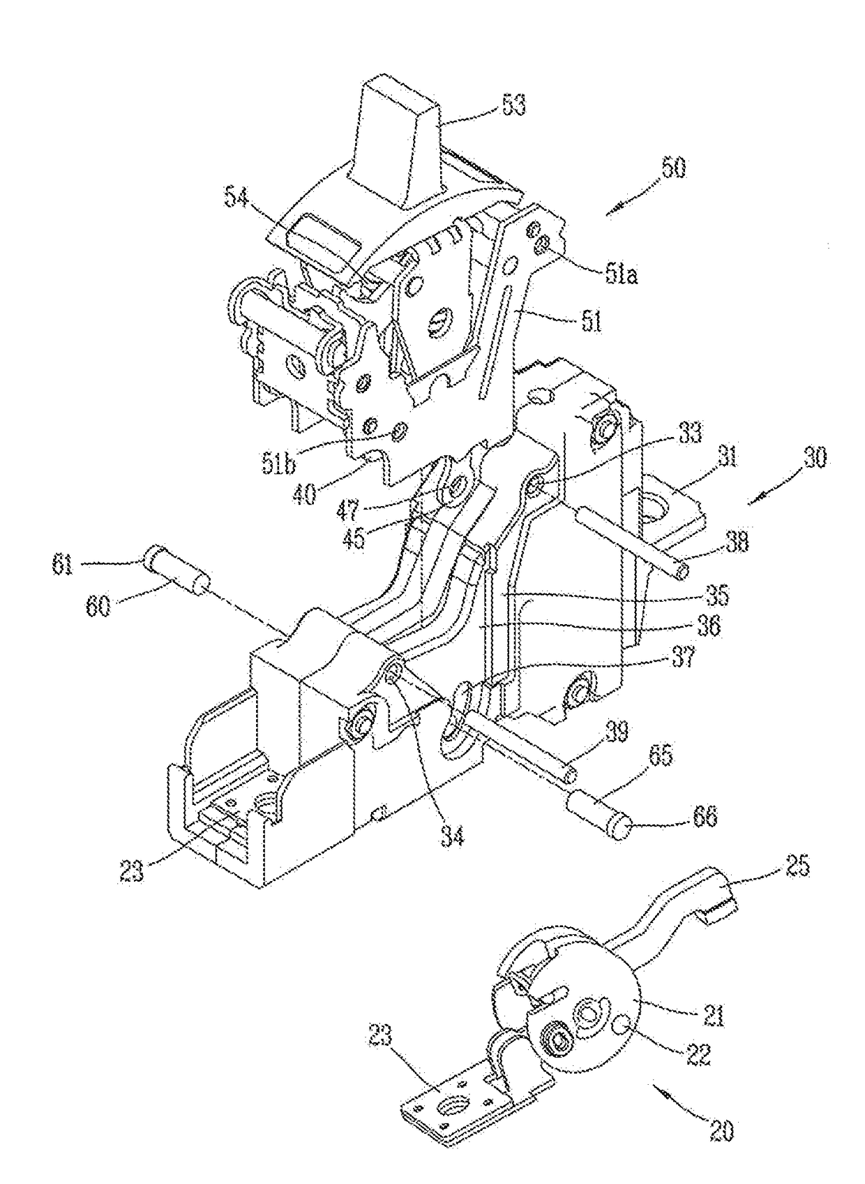 Mechanism coupling structure of molded case circuit breaker