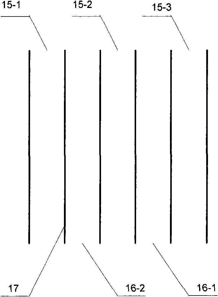 Constant-pressure multiple-effect evaporation condensation sea water desalination device with air medium