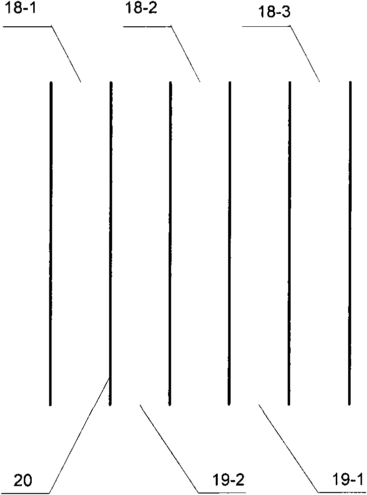 Constant-pressure multiple-effect evaporation condensation sea water desalination device with air medium