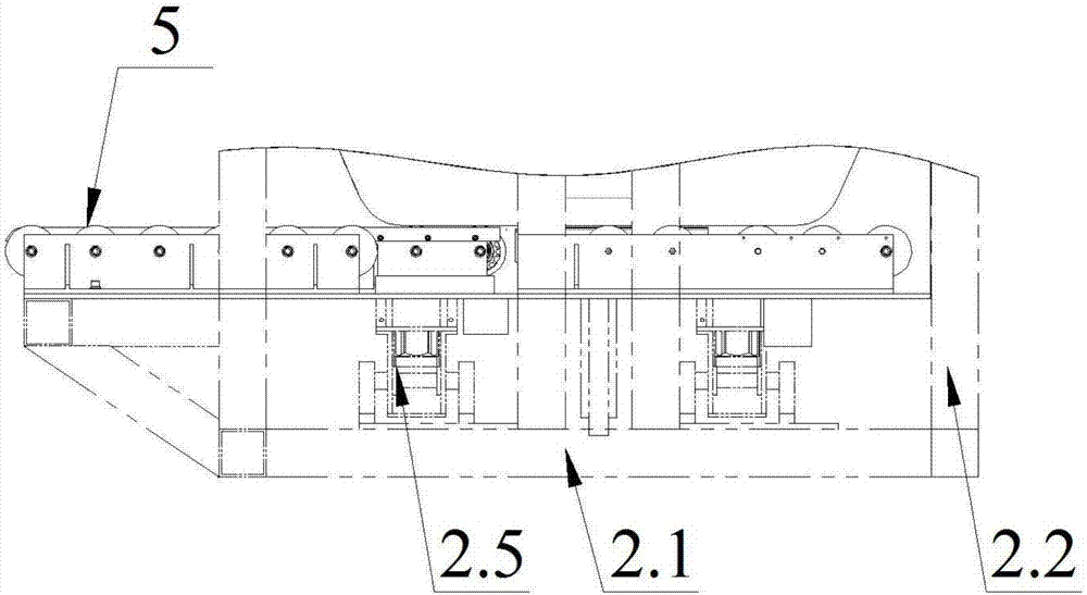 Self-adaption gripper type discharge device and discharge method