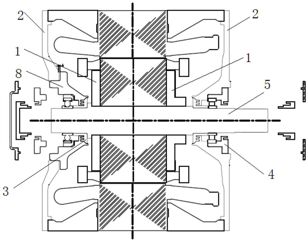 A device for removing a bearing of a traction motor and a method applied to the device