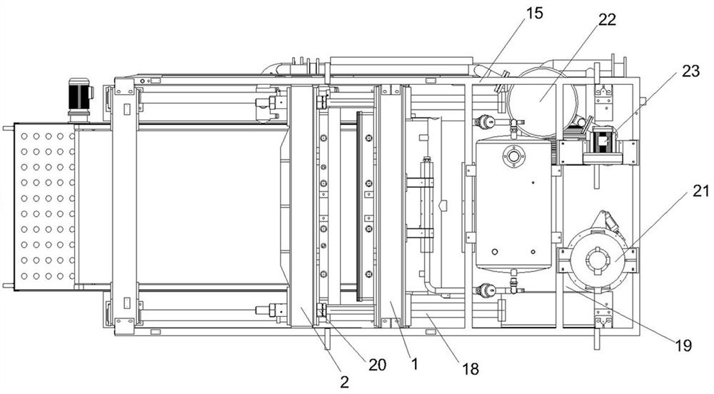 Hydraulically-driven pull-back microwave heating foam forming machine and foam forming method thereof