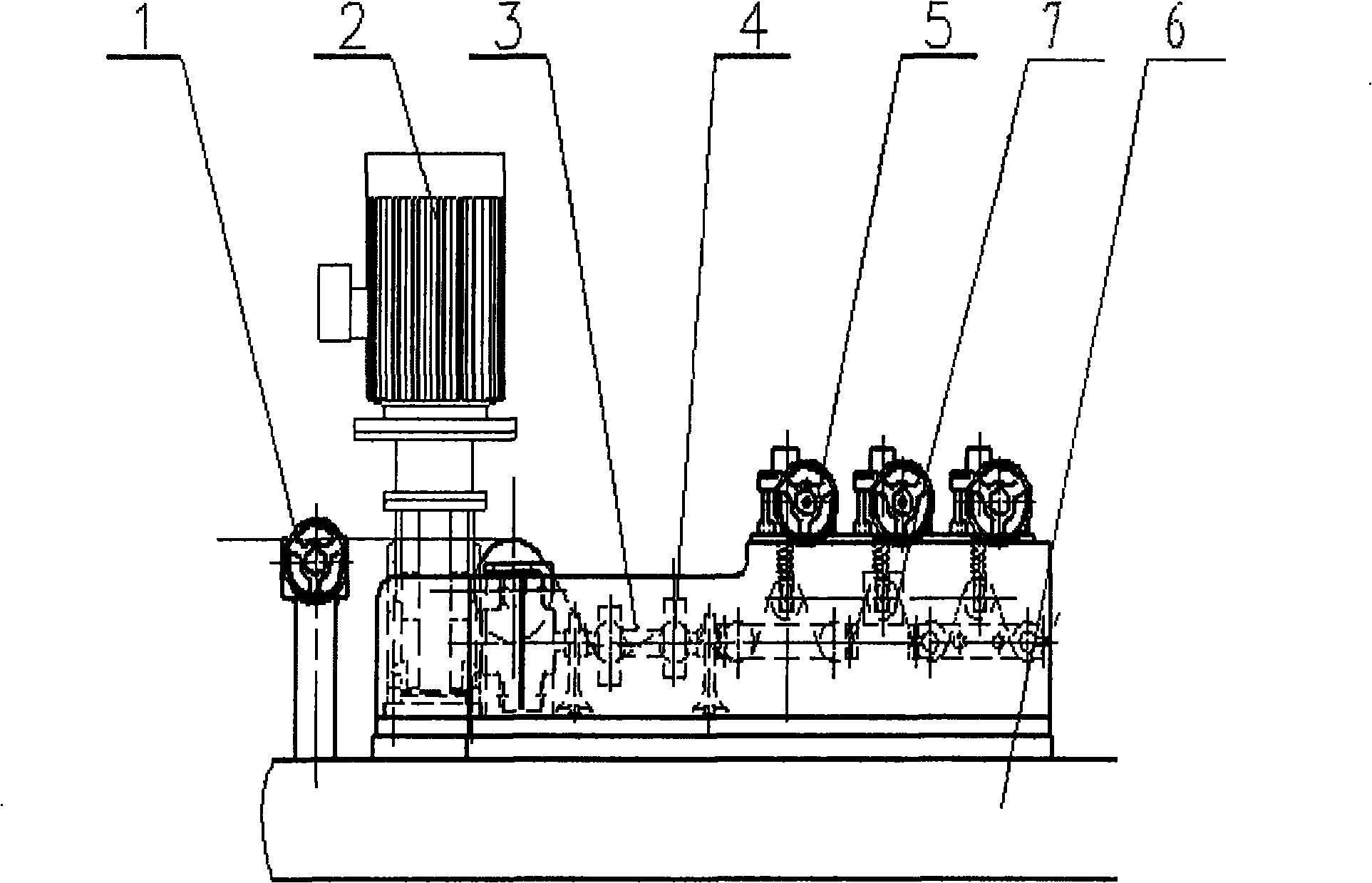 Vibrating and flattening device for impregnation production line of carbon fiber prepreg