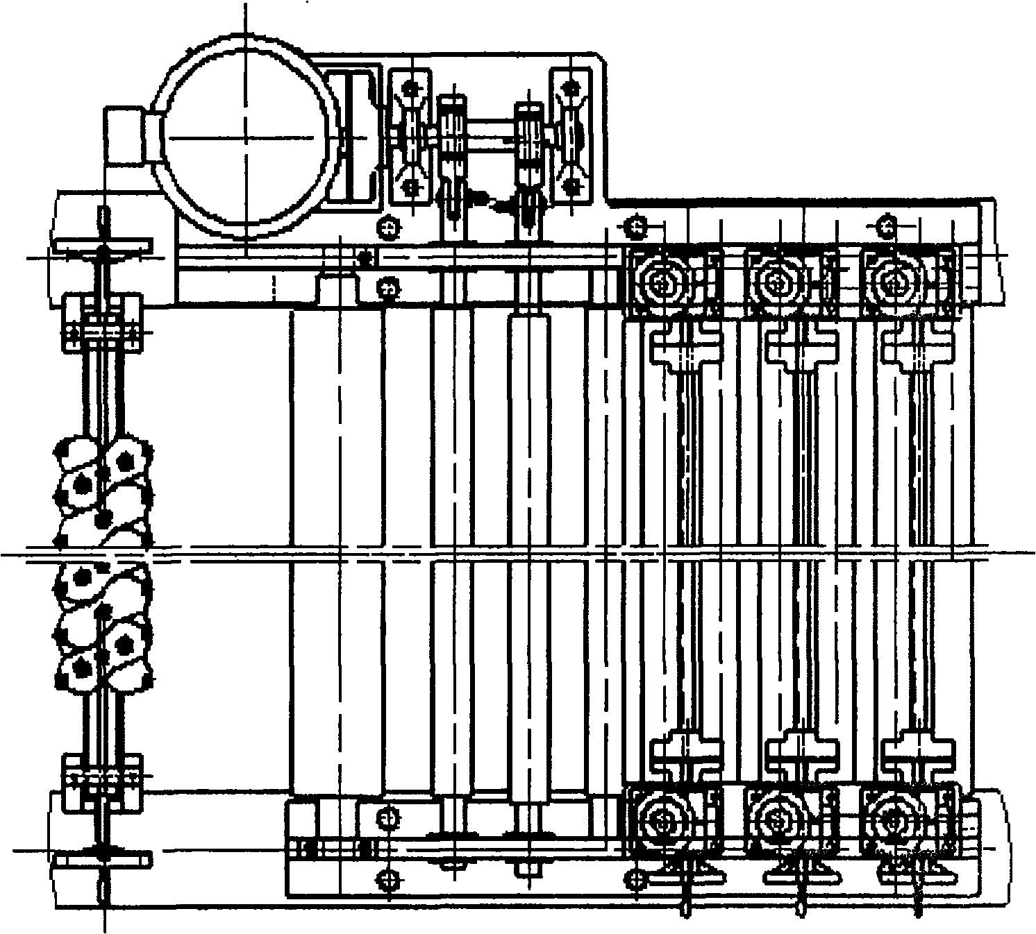 Vibrating and flattening device for impregnation production line of carbon fiber prepreg