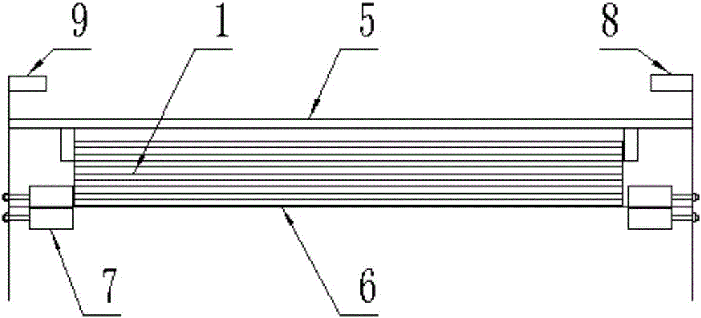 Conveying belt tearing detecting device and method