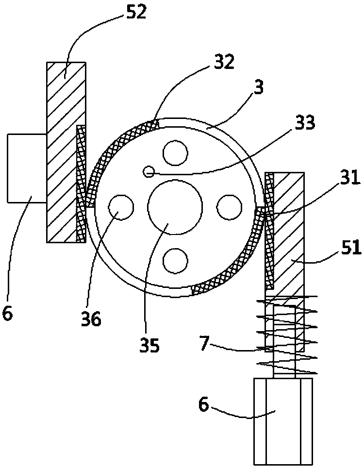 Spraying pipe adjusting mechanism for freight compartment cleaning robot