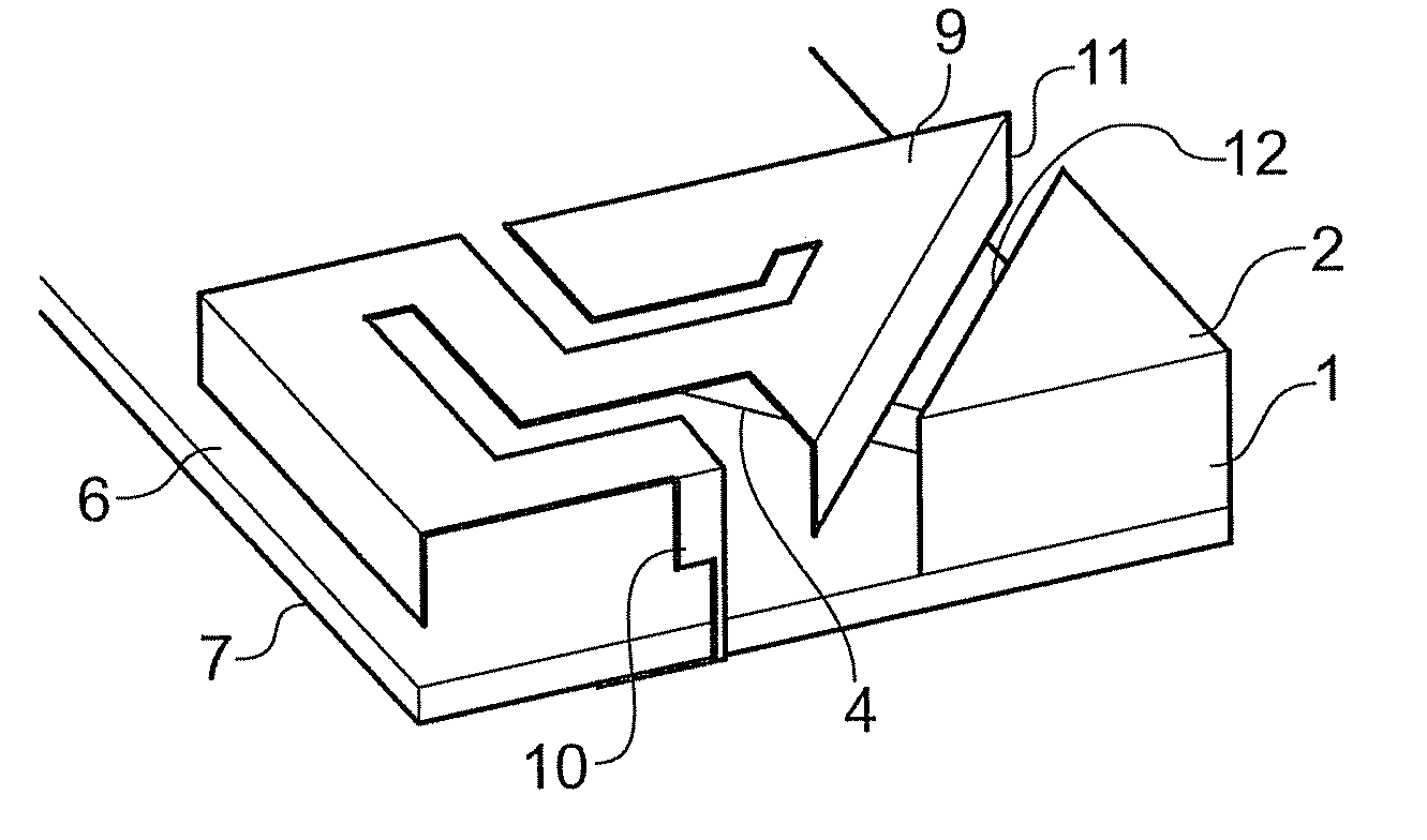 Hybrid antenna using parasitic excitation of conducting antennas by dielectric antennas