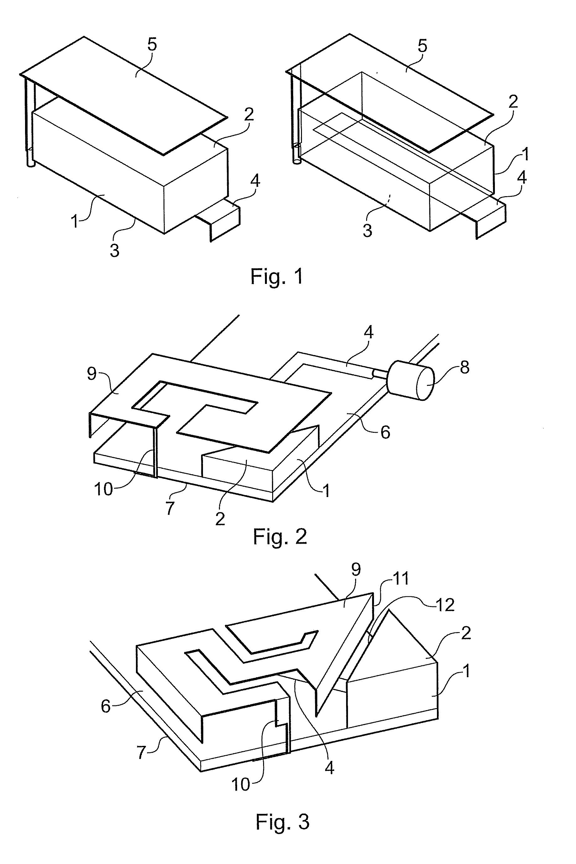 Hybrid antenna using parasitic excitation of conducting antennas by dielectric antennas