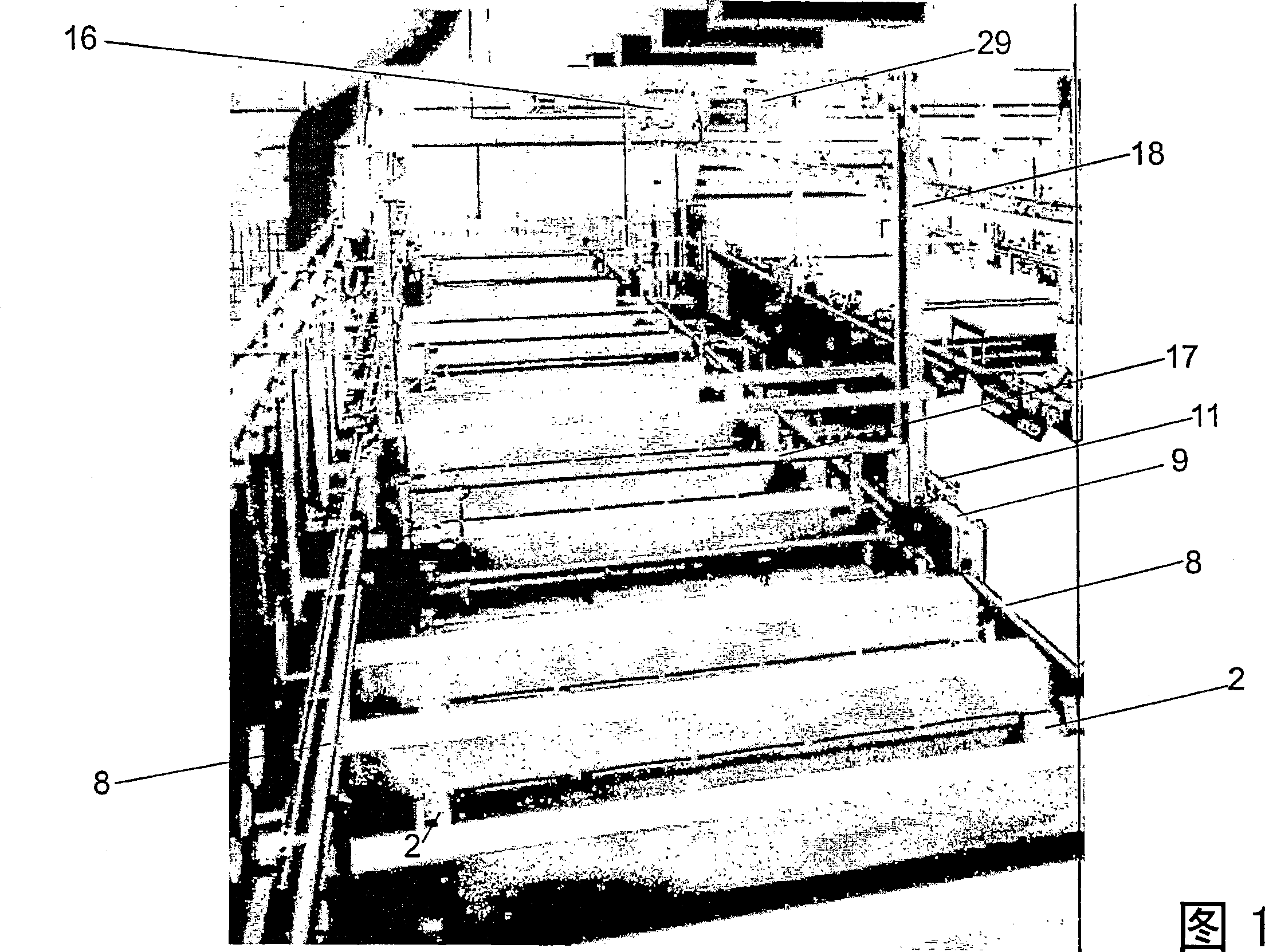 Device and method for electrolytically treating work pieces