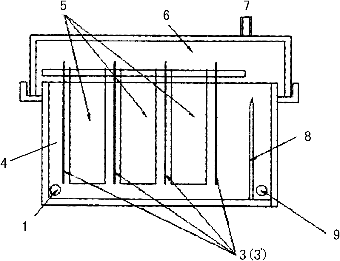 Method and device for treating cyanide-containing wastewater through photoelectrochemistry