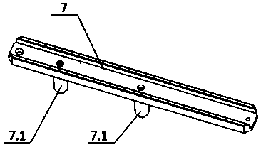 Assembling device for core sponge of evaporator assembly