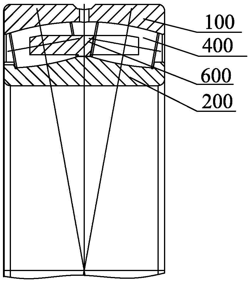 Self-aligning roller bearing based on split holder