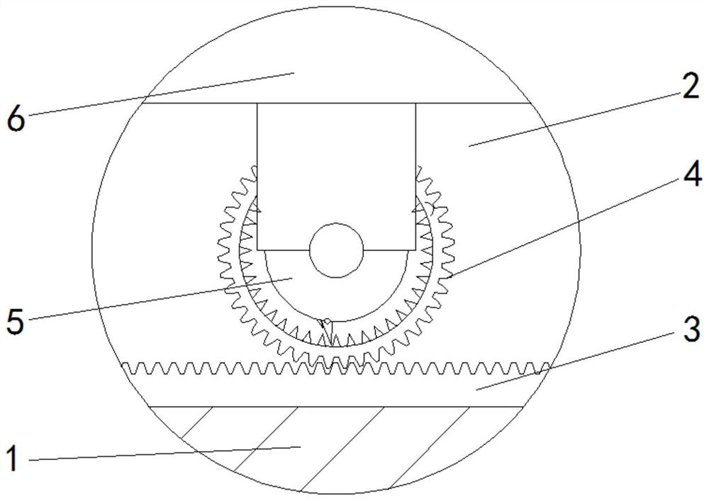 Conveying device capable of automatically adjusting belt tension according to weight of materials