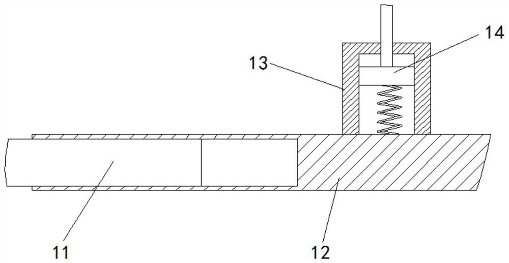 Conveying device capable of automatically adjusting belt tension according to weight of materials