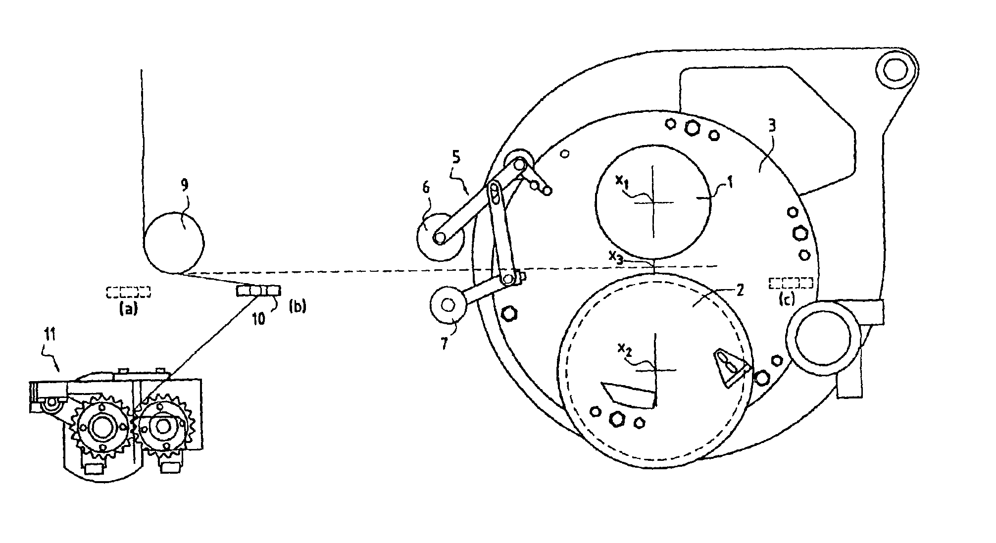 Assembly and method for cutting strands formed by thermoplastic filaments