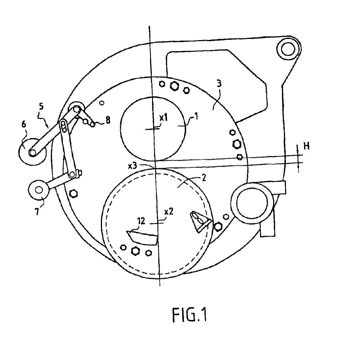 Assembly and method for cutting strands formed by thermoplastic filaments