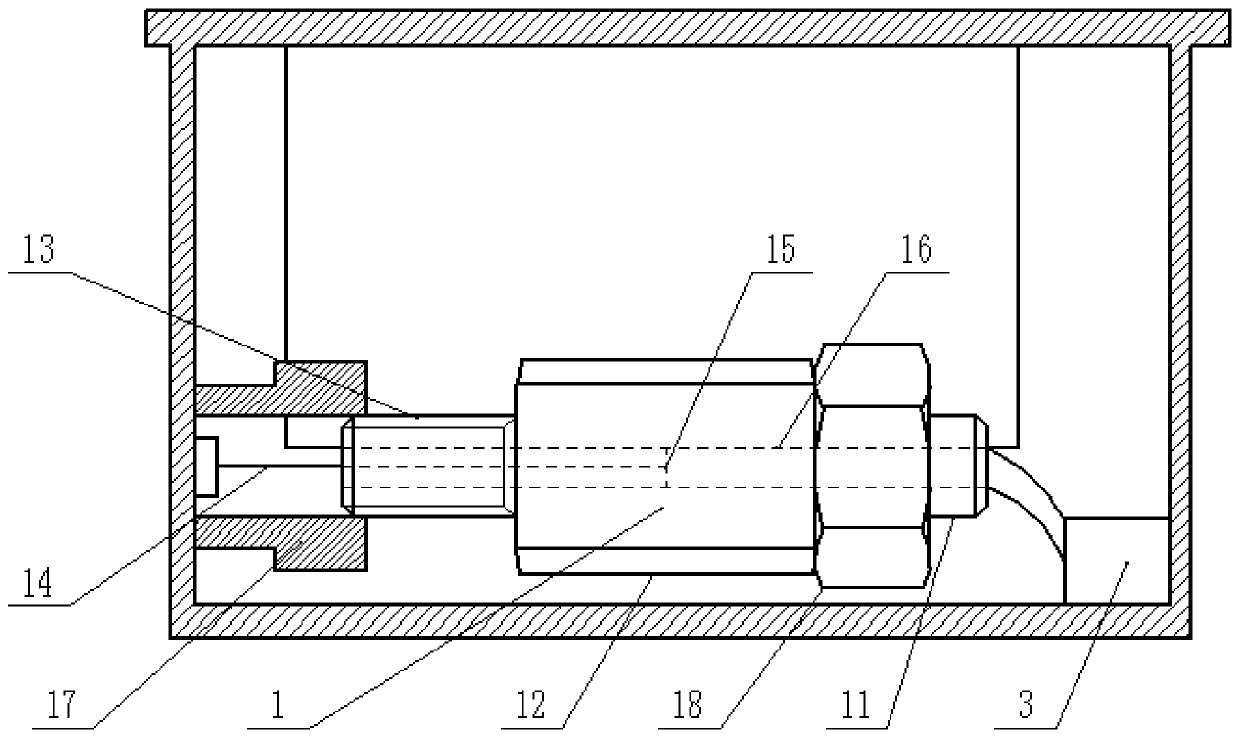 Raw material primary crushing device for woven bags