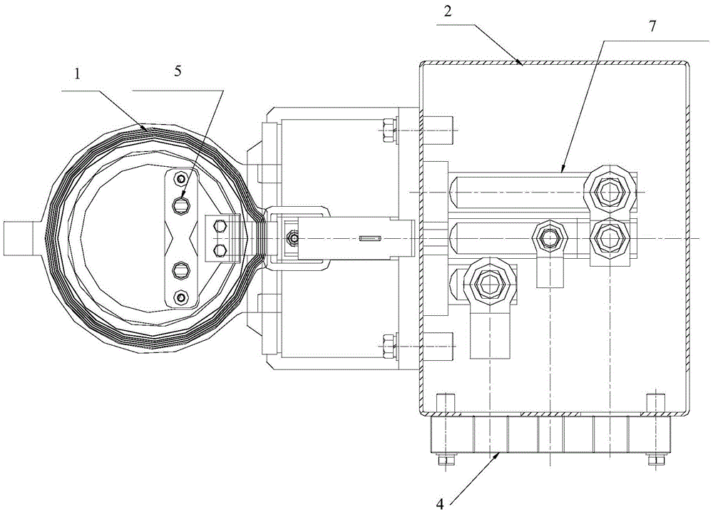 A socket, wiring circuit and train