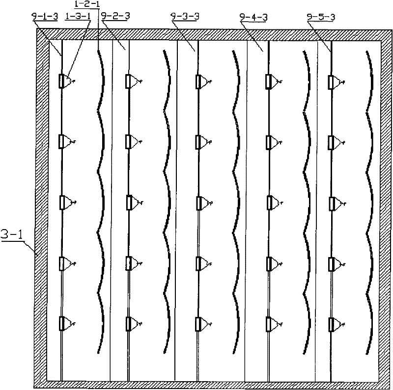 Solar hot water generating device with secondary reflection disc-shaped closed cavity for light collection