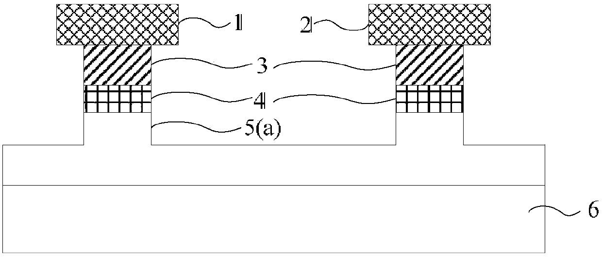 A device for guiding microfluidic transport by exciting-absorbing traveling waves