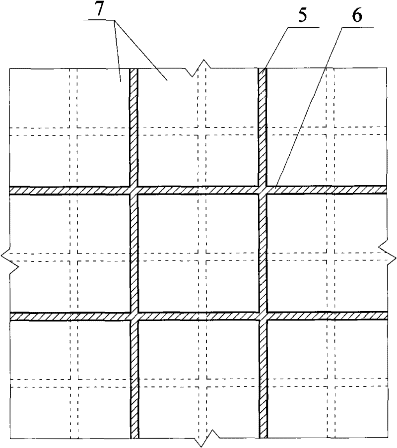 Anti-seismic combination slab for earth and rockfill dam and construction method thereof