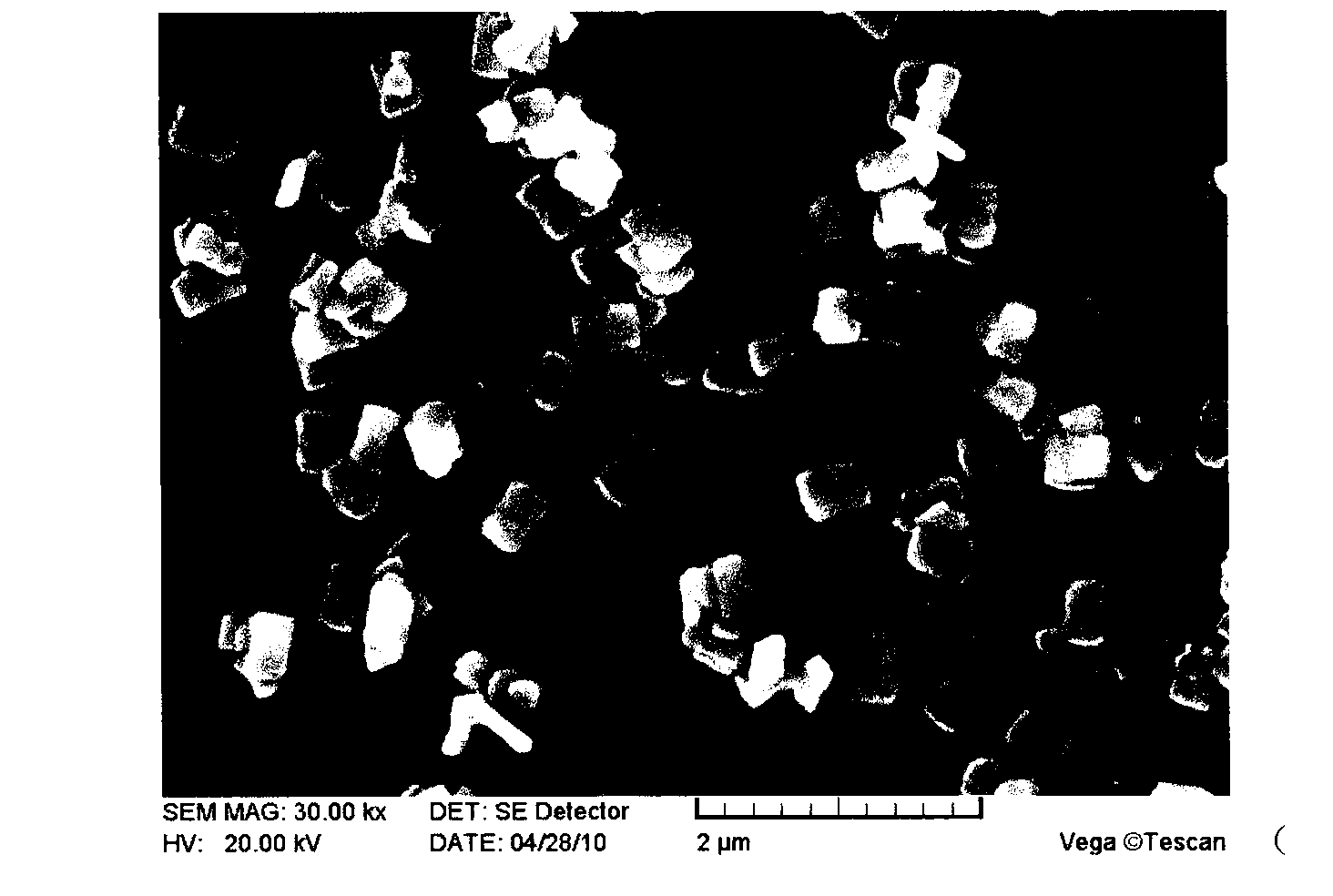 Method for synthesizing zirconium dioxide nanoparticles of special shapes with alcohol-assisted hydrothermal process in one step