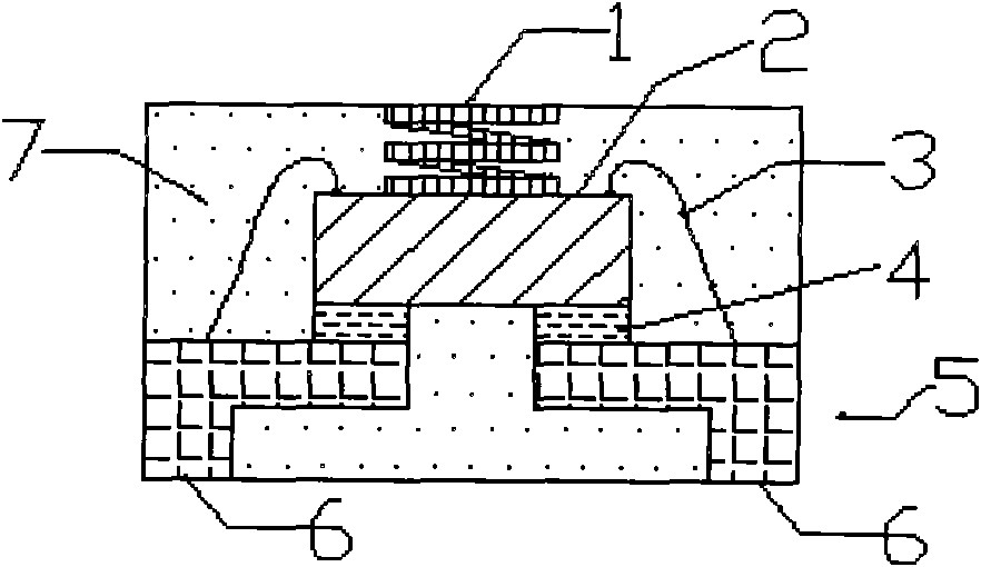 Chip-suspension-type packaging heat dissipation improved structure of semiconductor