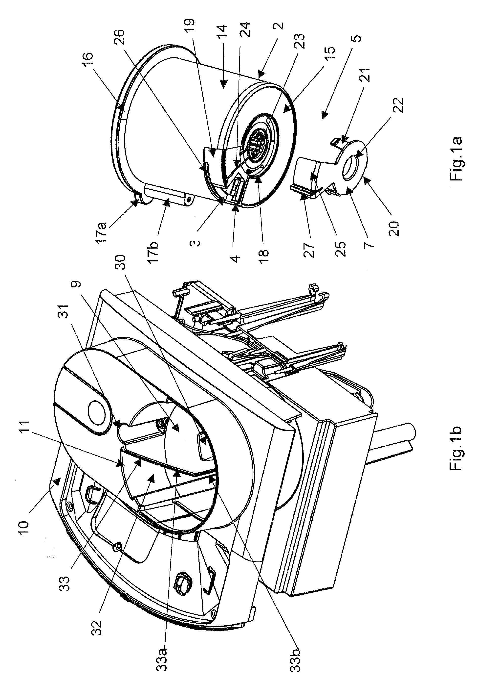 Dispenser of powdered product having a removable reservoir