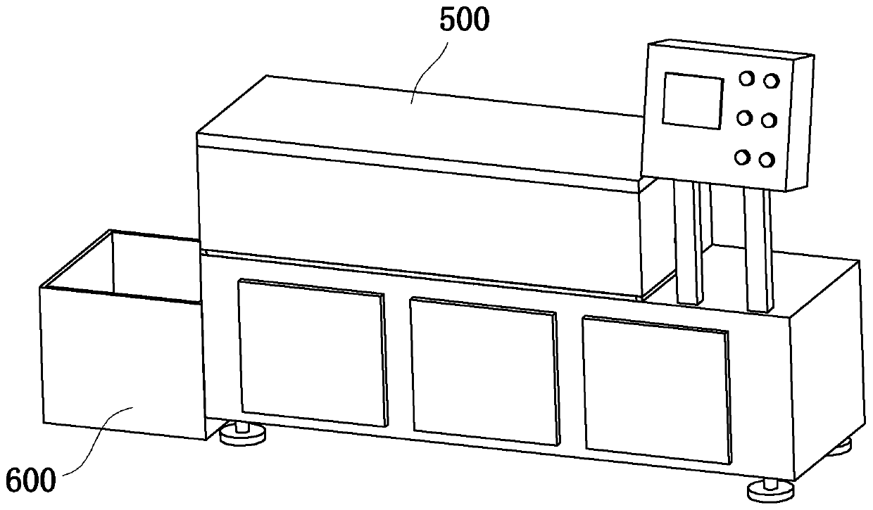 Corrugated pipe cutting machine and traction mechanism thereof