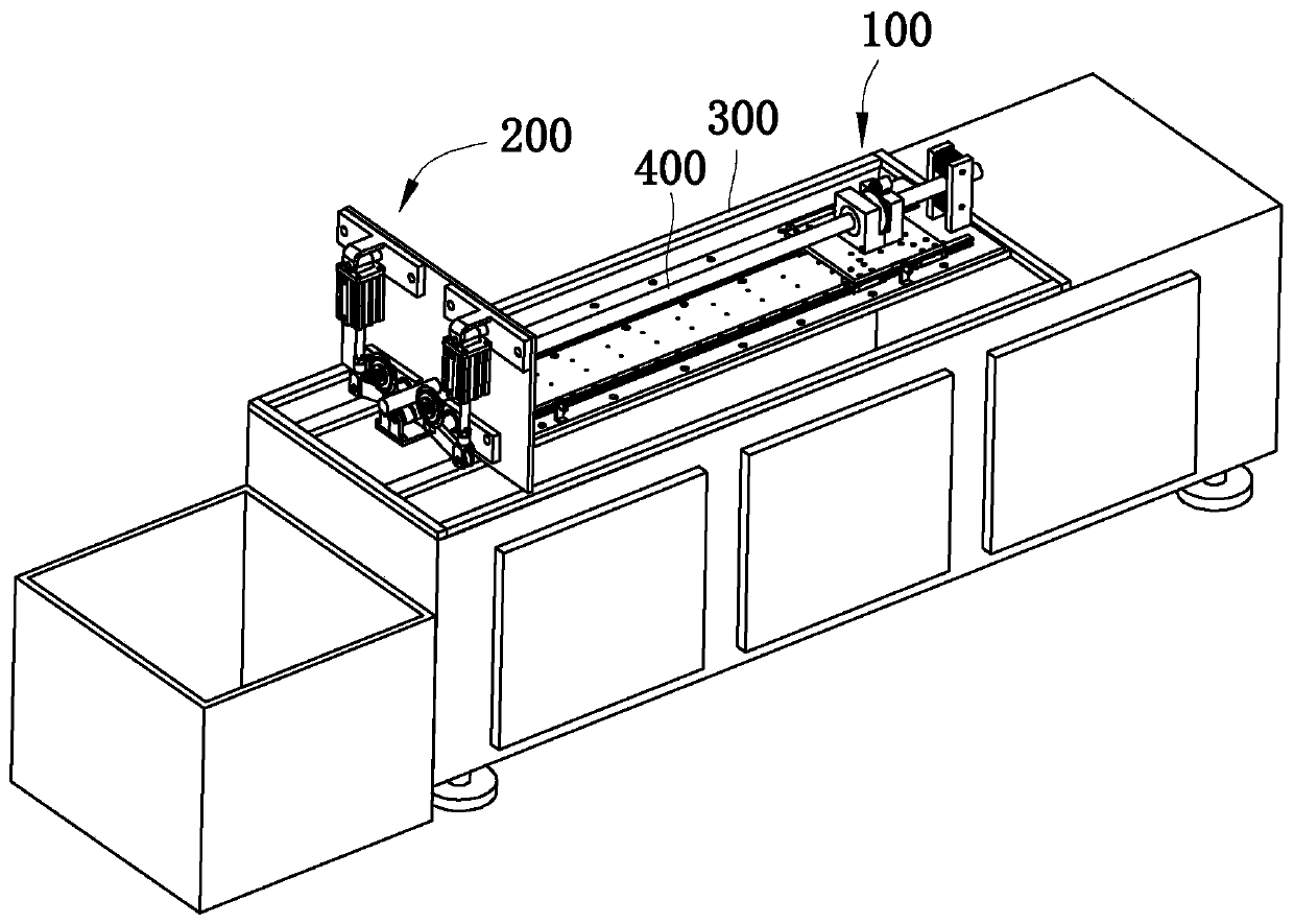 Corrugated pipe cutting machine and traction mechanism thereof