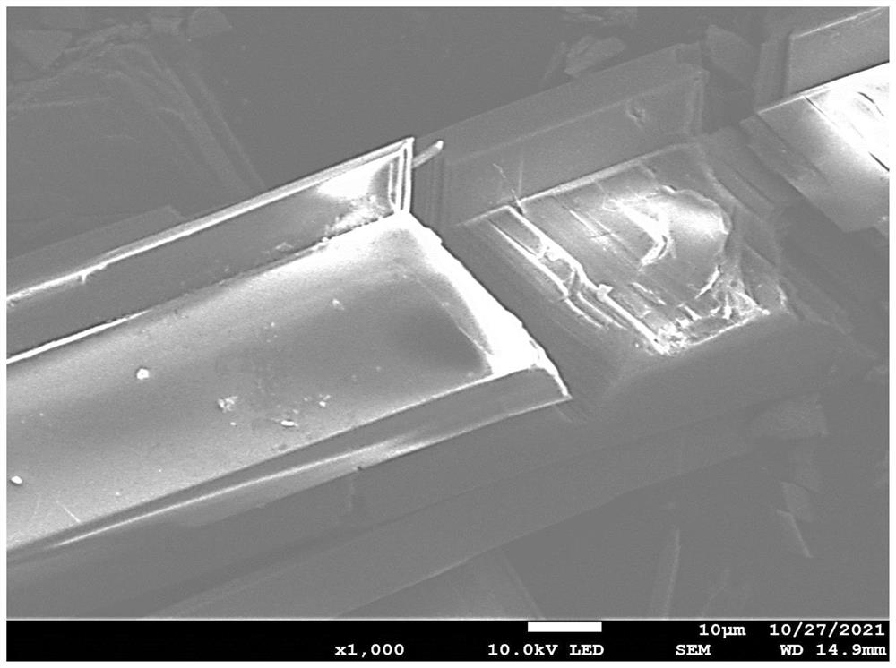 Alpha-calcium sulfate hemihydrate crystal whisker with high length-diameter ratio as well as preparation method and application of alpha-calcium sulfate hemihydrate crystal whisker