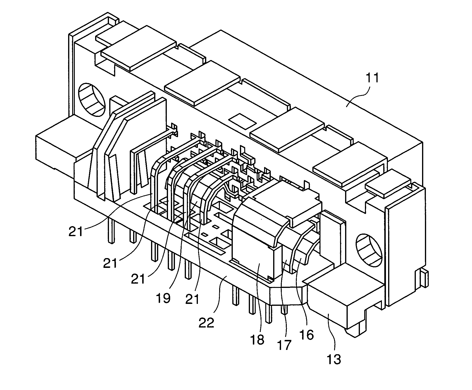 Connector having an excellent transmission characteristic and an excellent EMI suppression characteristic