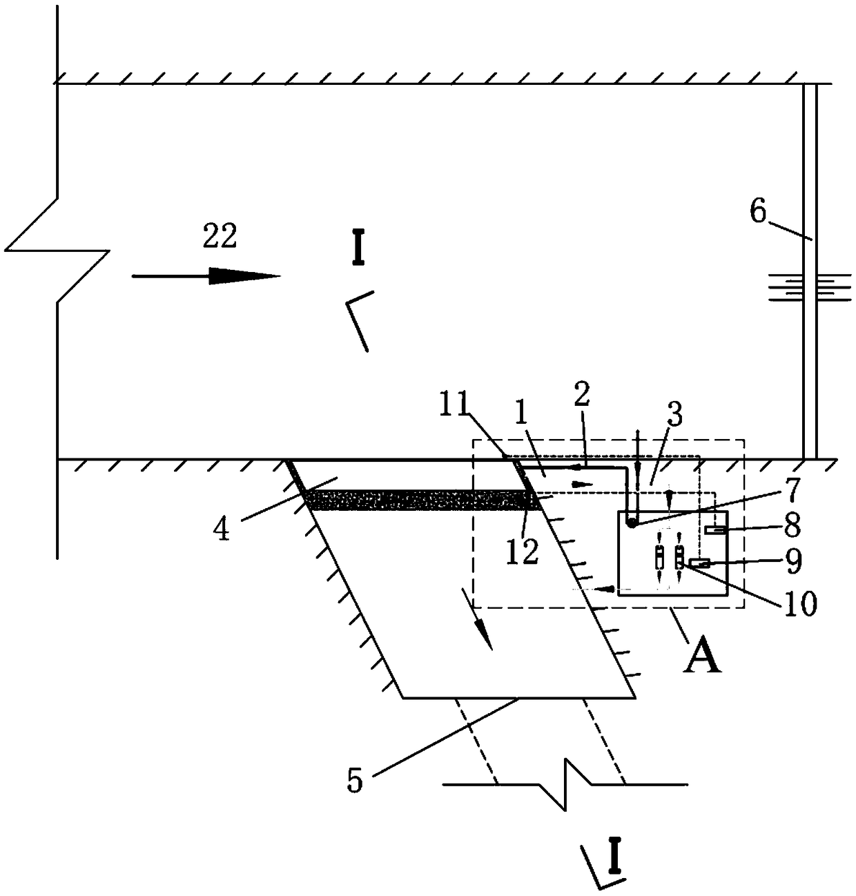 Outer water discharging pump submerging and floating sand intercepting bank preventing sediment from entering water taking port