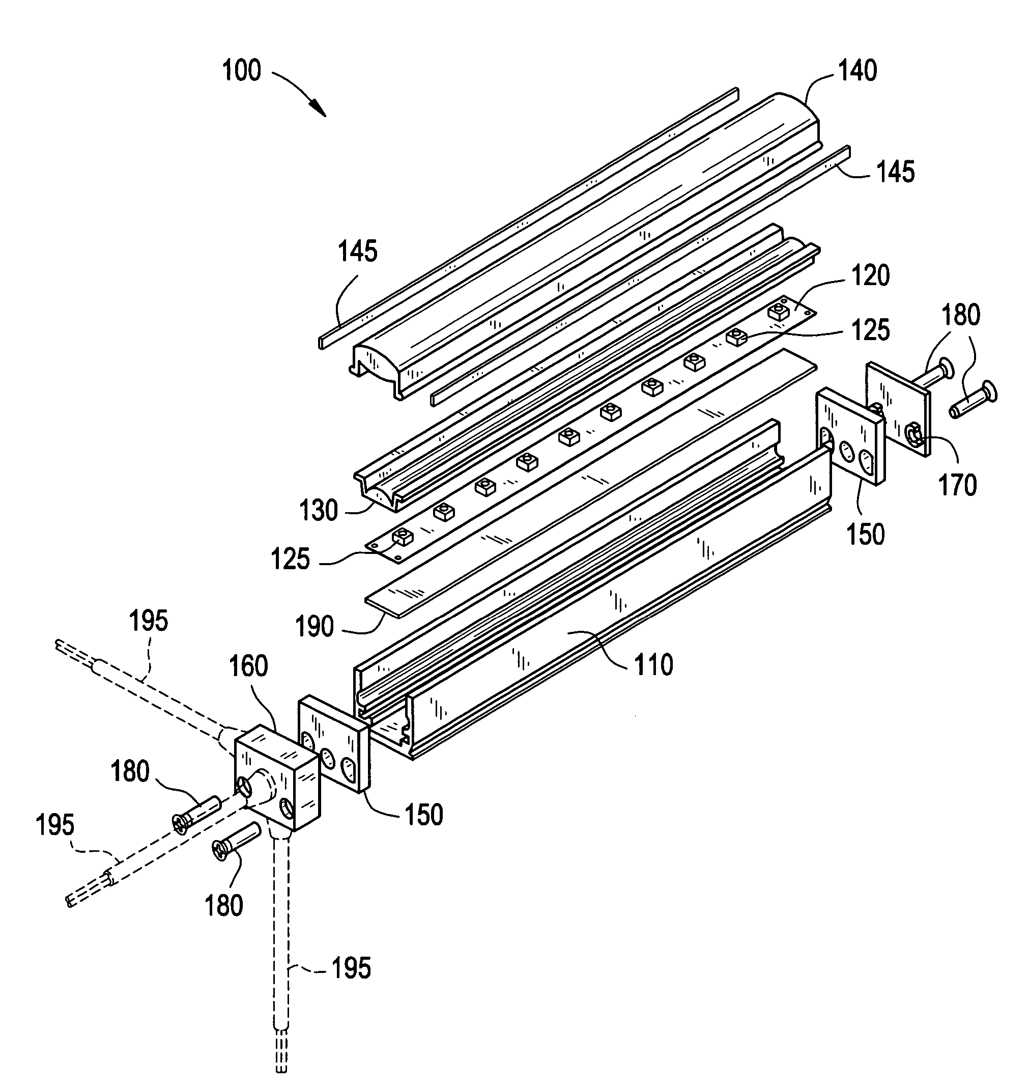 Linear lighting apparatus with increased light-transmission efficiency