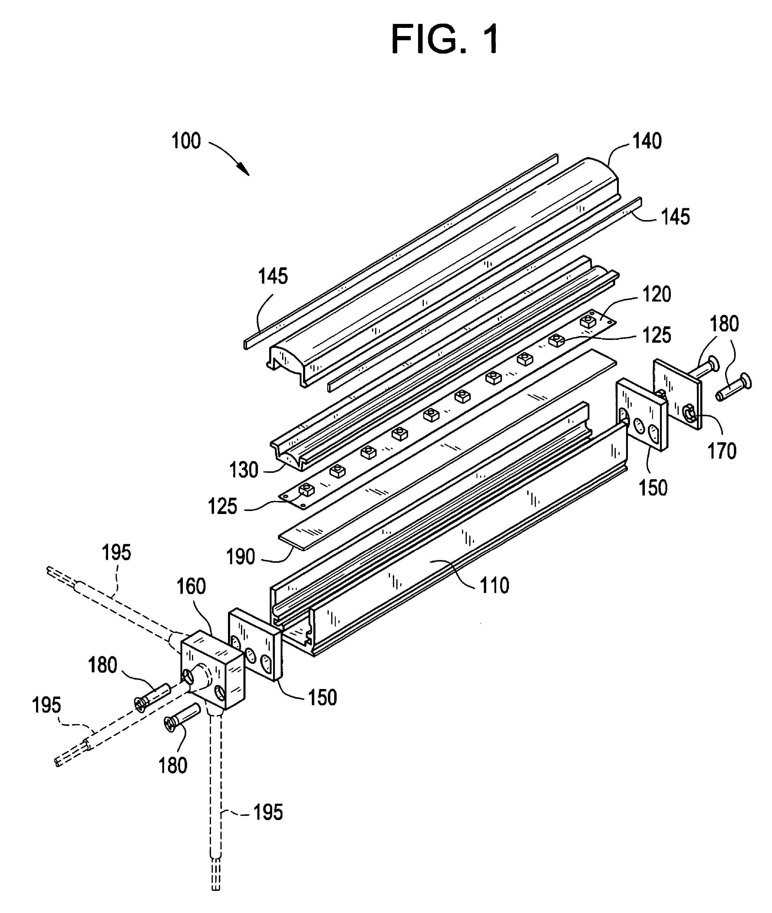 Linear lighting apparatus with increased light-transmission efficiency