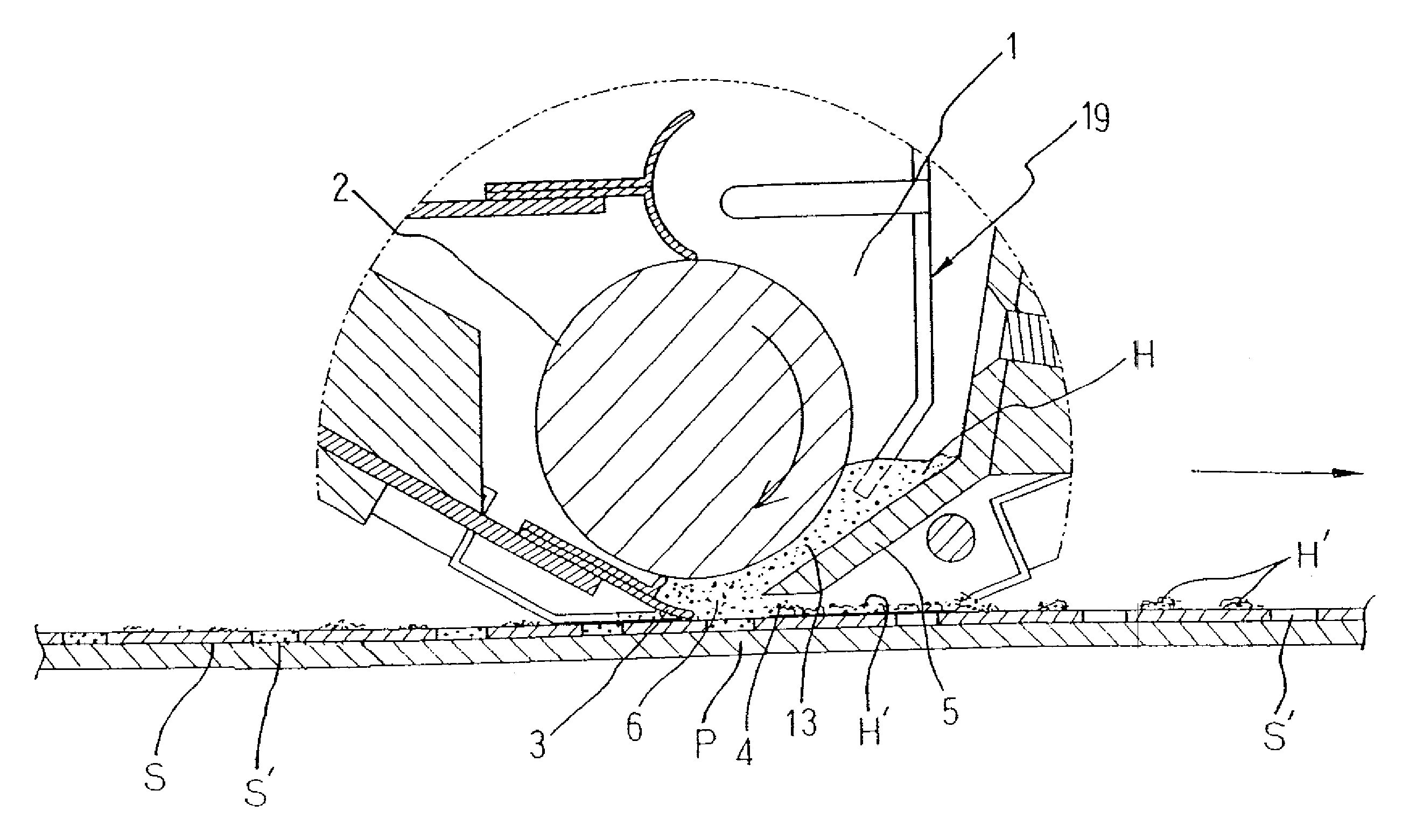 Screen printing apparatus having paste chamber with discharge opening and structure for introducing paste residue from previous printing into discharge opening