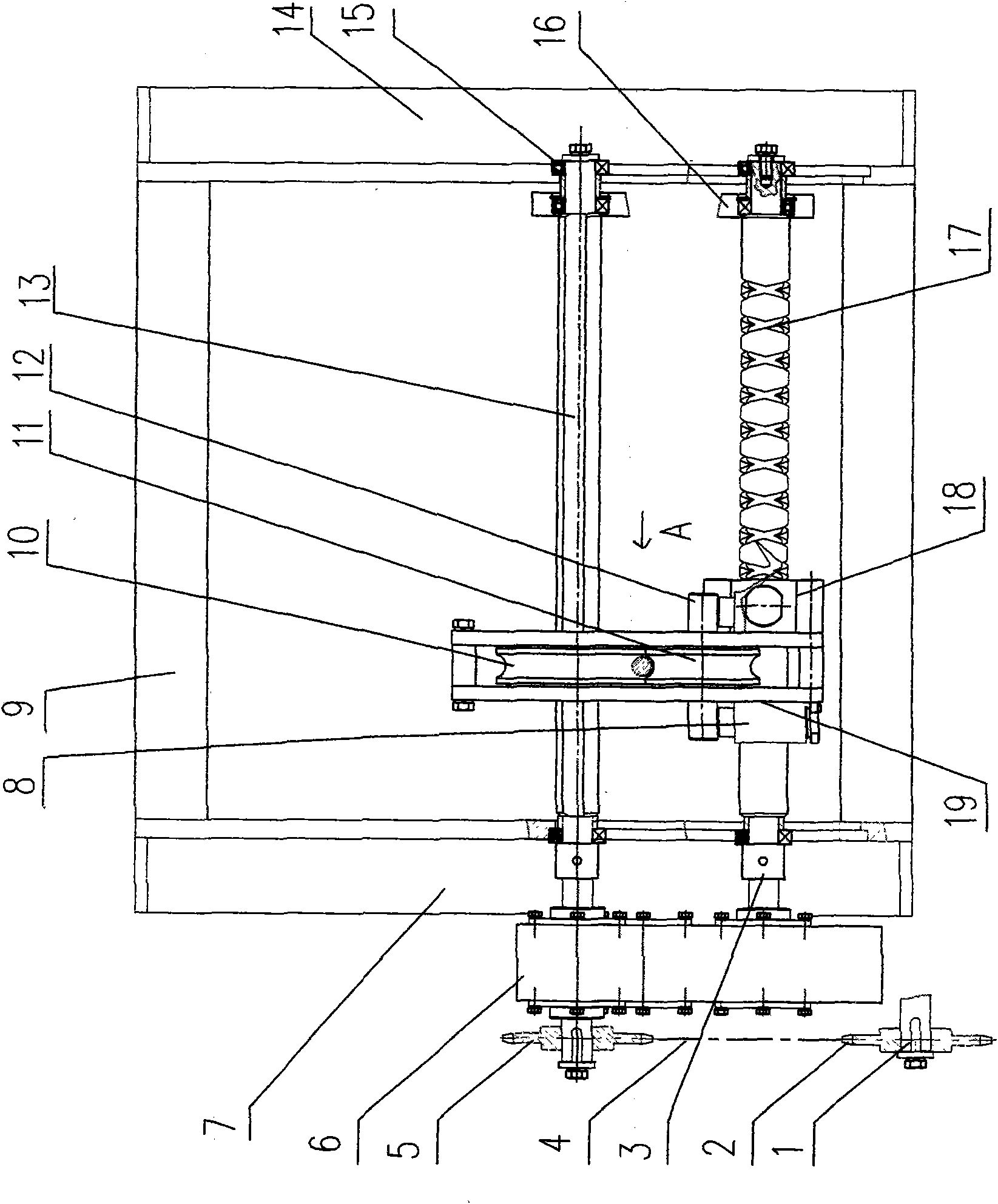 Automatic rope distributing and discharging device of winch