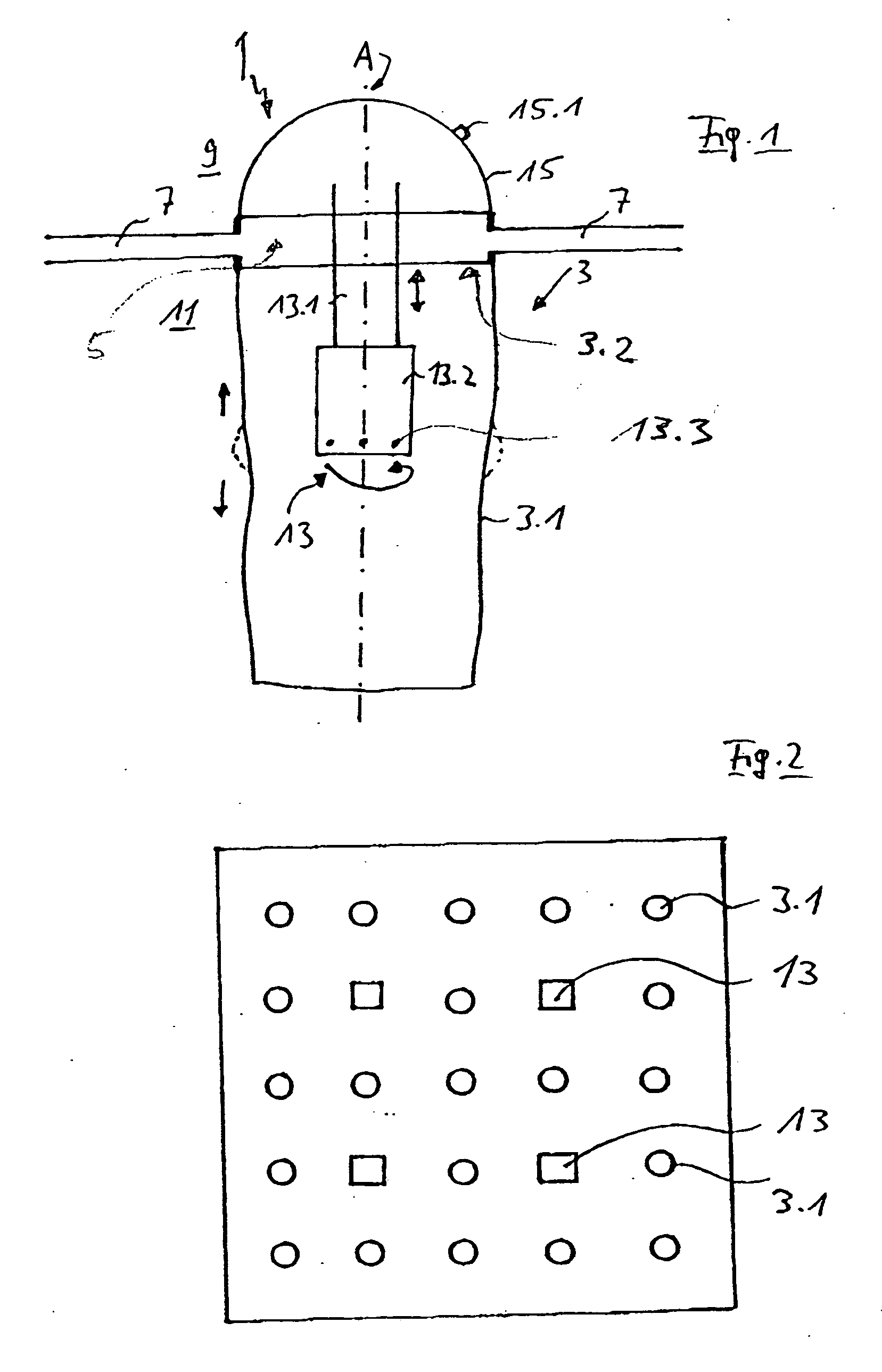 Filtration device with a filter bag and a cleaning device for a filter bag