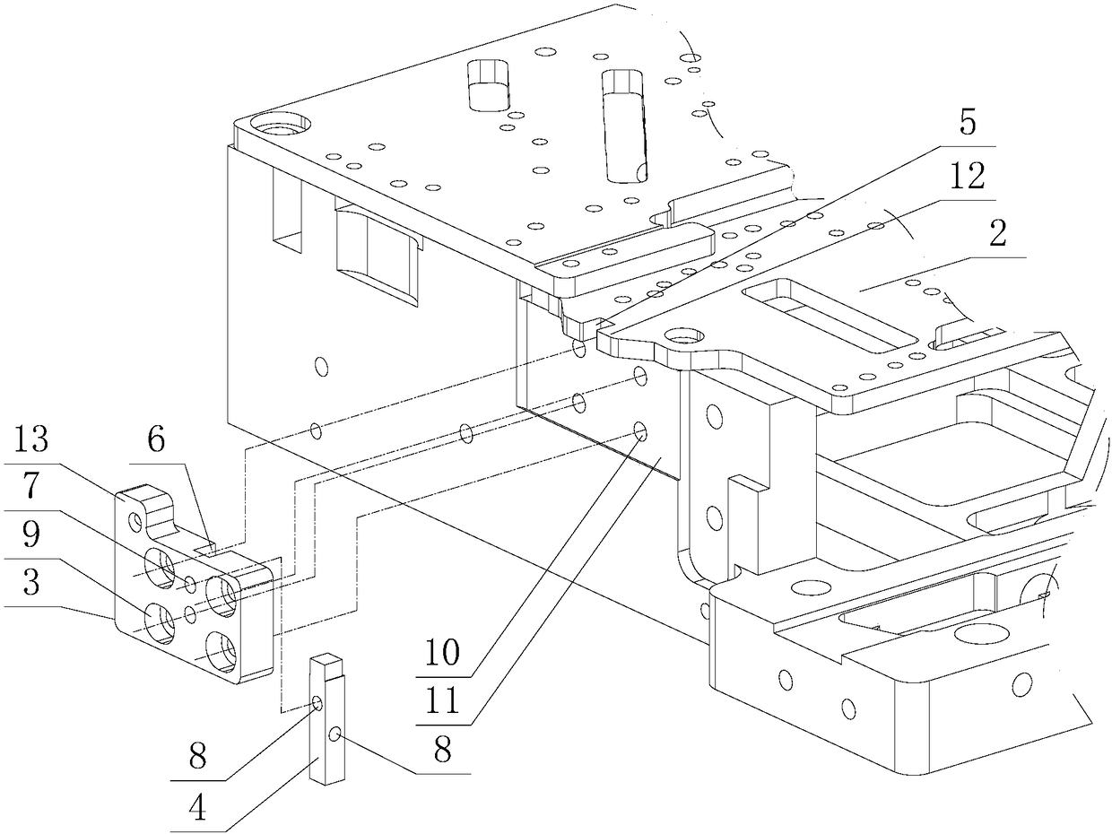 Plate locating structure for flat knitting machine