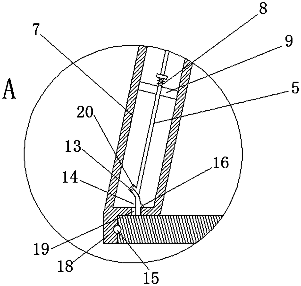 Ice making device and bottom plate thereof