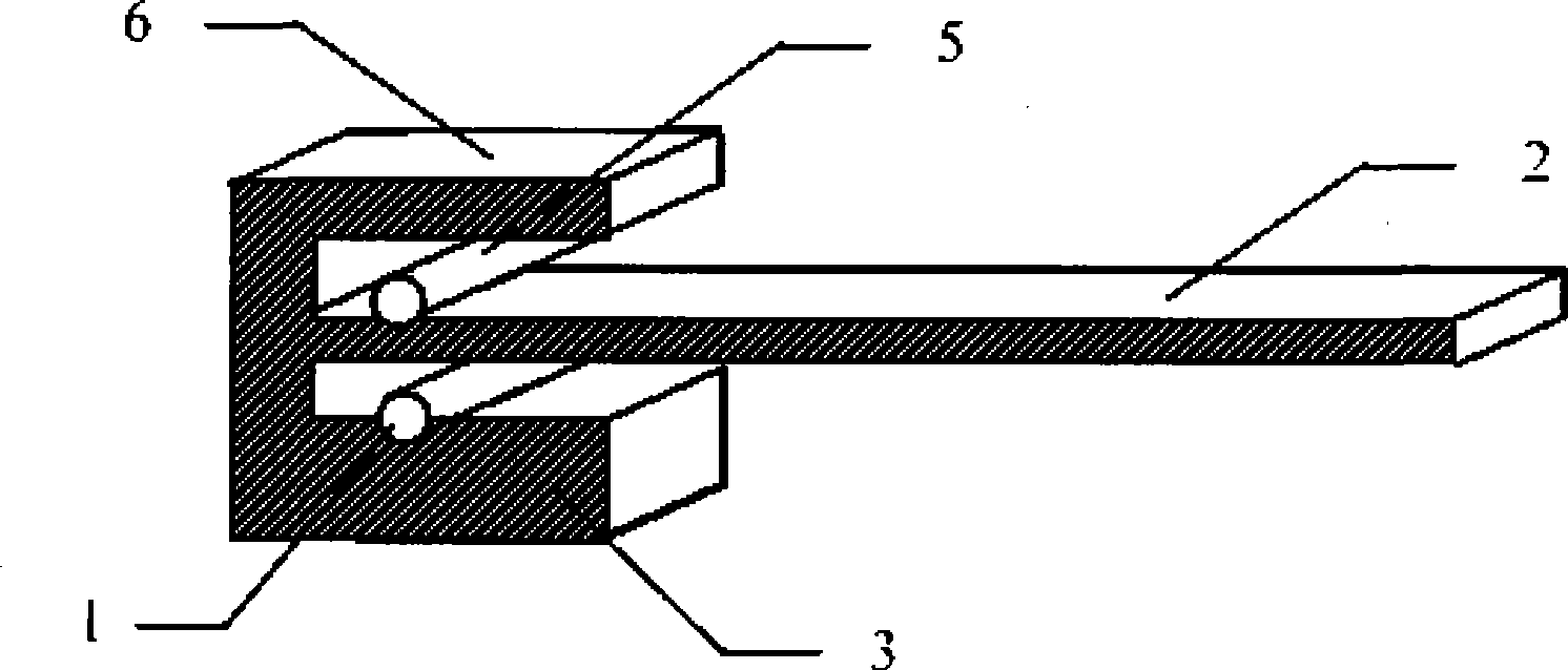 Displacement or acceleration sensor