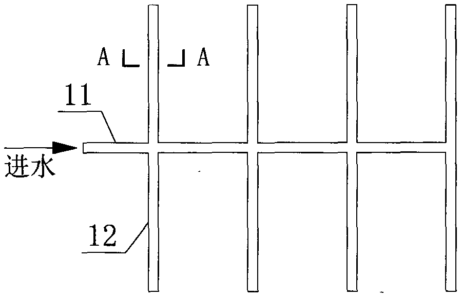 Constructed wetland-microbial fuel cell coupled treatment device and treatment method for rural domestic sewage