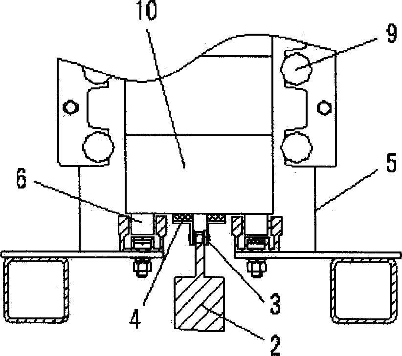 Method of carrying cigarette assisted by slight friction force and apparatus thereof