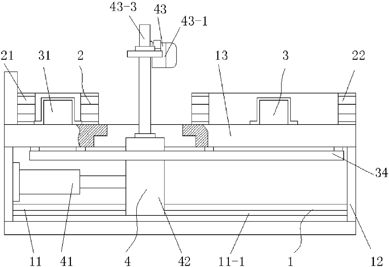 Fixed-distance automatic cutting device of metal corrugated pipe