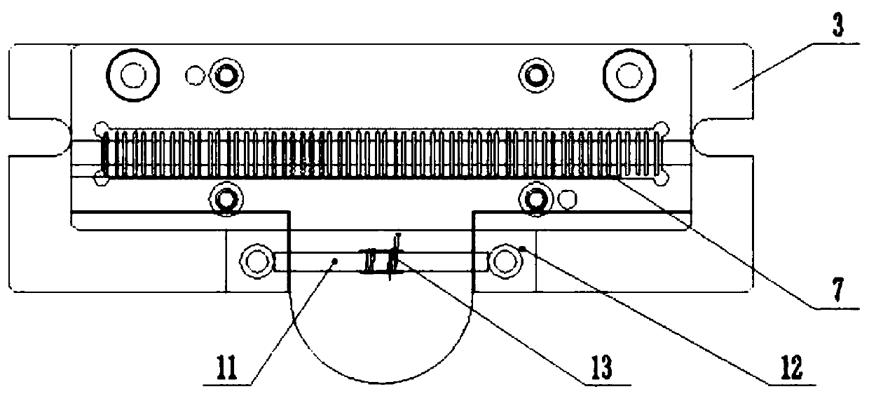 Flash removing punch die and flash removing method for plastic package belt of chip tantalum capacitor